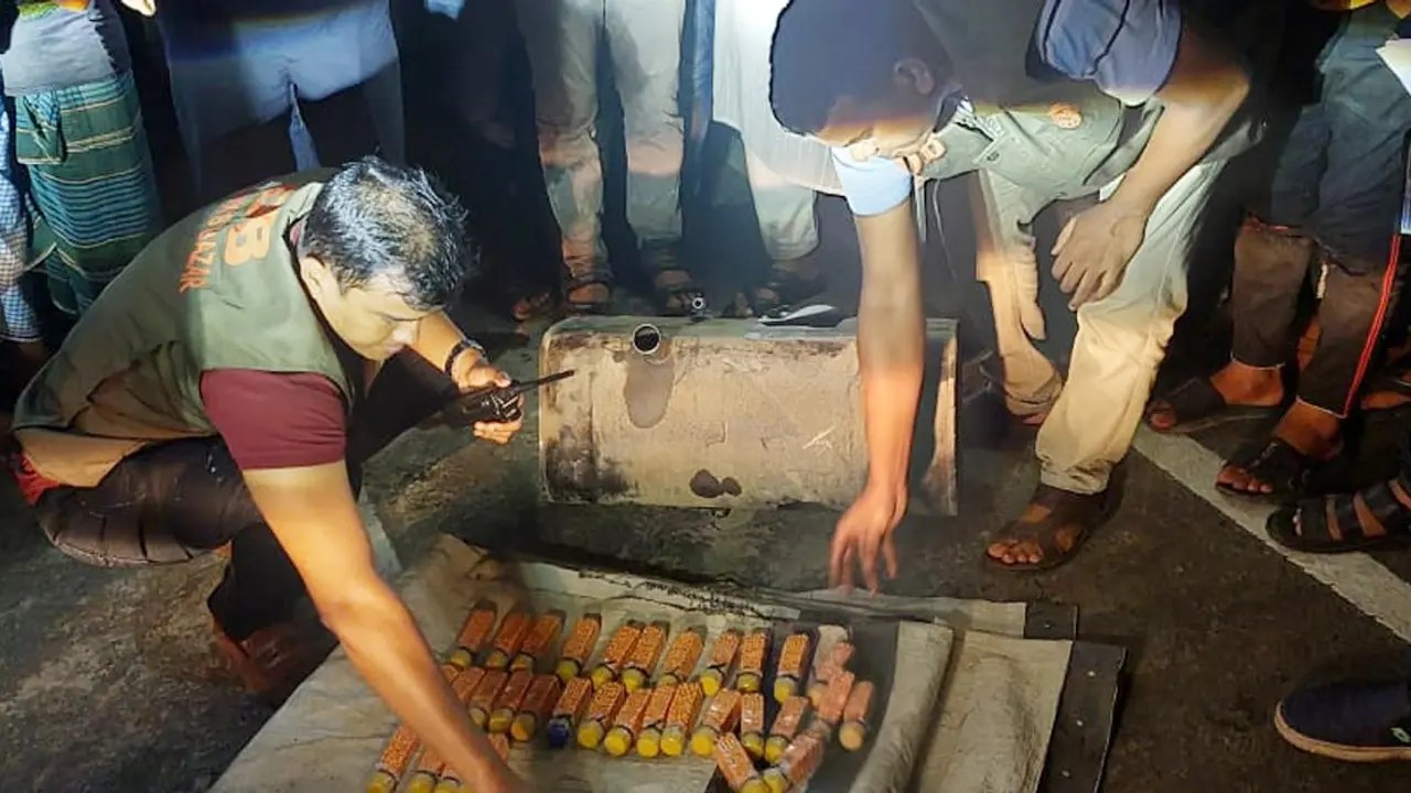 পিকআপের তেলের ট্যাংকে মিলল ৪০ হাজার ইয়াবা