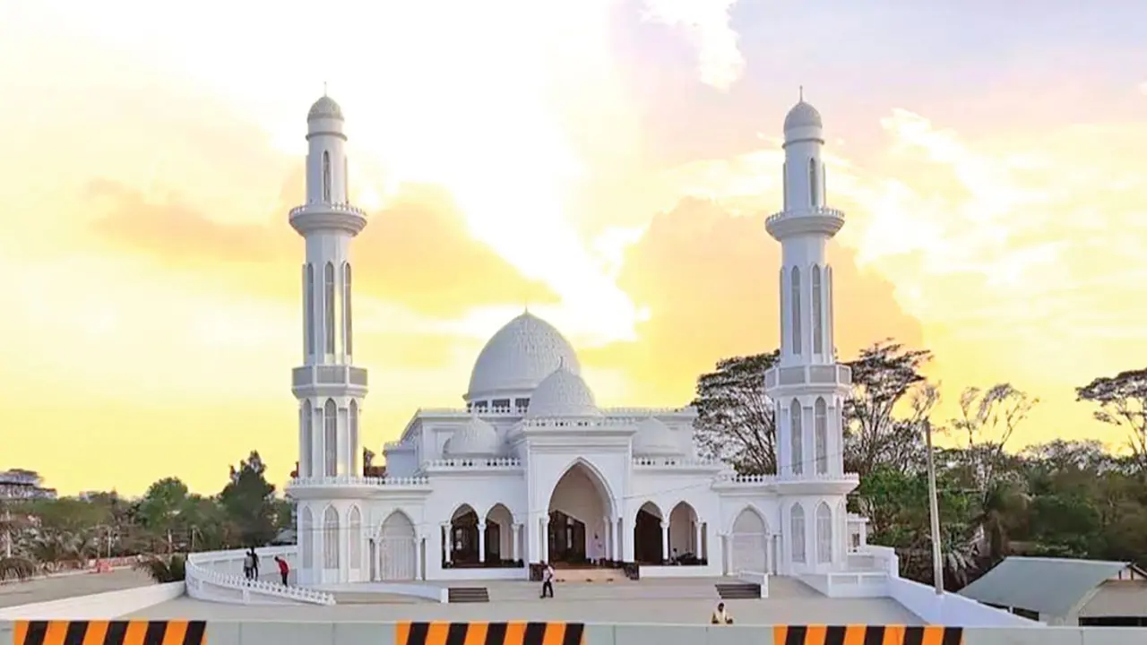 মাদারীপুরে দৃষ্টিনন্দন মসজিদ দেখতে দর্শনার্থীদের ভিড়