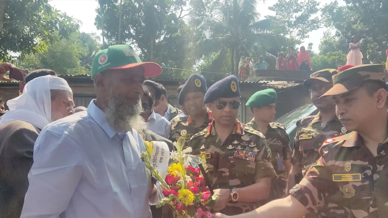 পৈত্রিক ভিটায় হাজারো মানুষের ভালবাসায় সিক্ত সেনাপ্রধান
