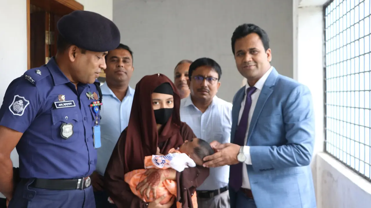 ৩২ দিনের শিশু নিয়ে পরীক্ষা দিচ্ছেন মা