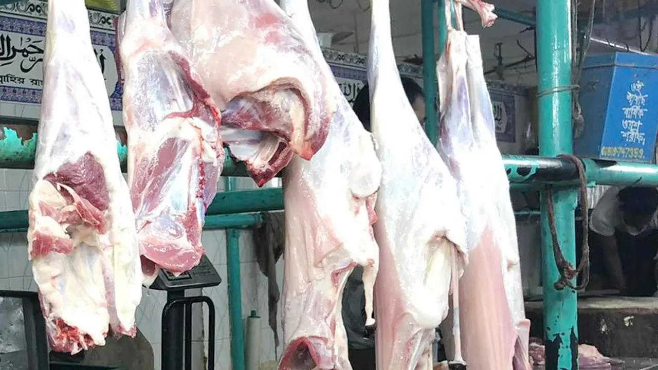 ‘খাসি কিনতে এসে দেখি ১ হাজার টাকা কেজি’