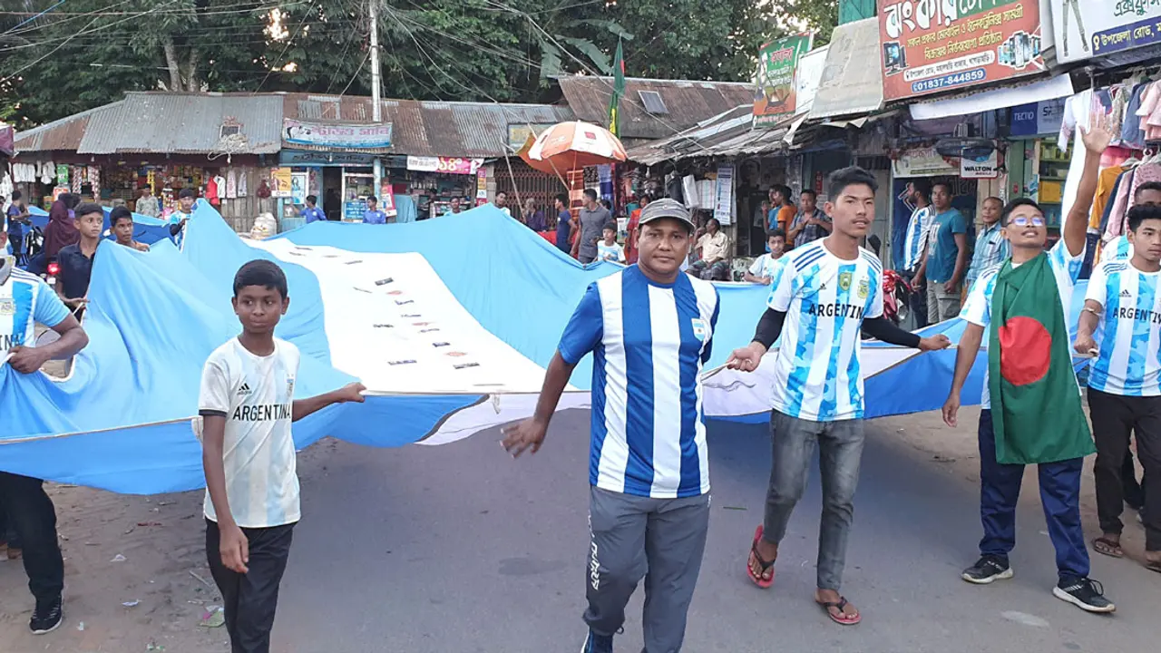 খাগড়াছড়িতে বিশাল পতাকা নিয়ে আর্জেন্টিনা সমর্থকদের মিছিল