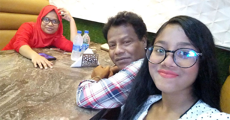 স্ত্রী-কন্যার সঙ্গে আকবর