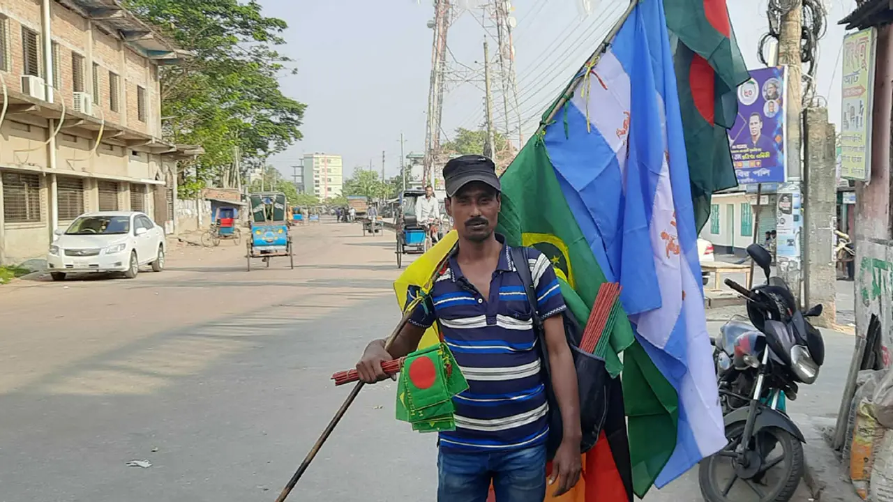 হবিগঞ্জ থেকে বাগেরহাট, ৮ লাখ টাকার পতাকা বিক্রি জিয়াউরের