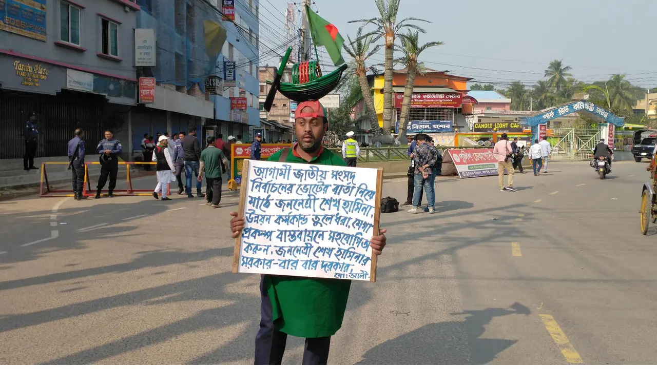 নৌকা মাথায় যশোরে হাজির শরীয়তপুরের মোহাম্মদ আলী