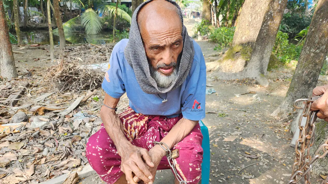 দেড় বছর ধরে হাতে শিকল বাঁধা সত্তরোর্ধ্ব সোলেমানের