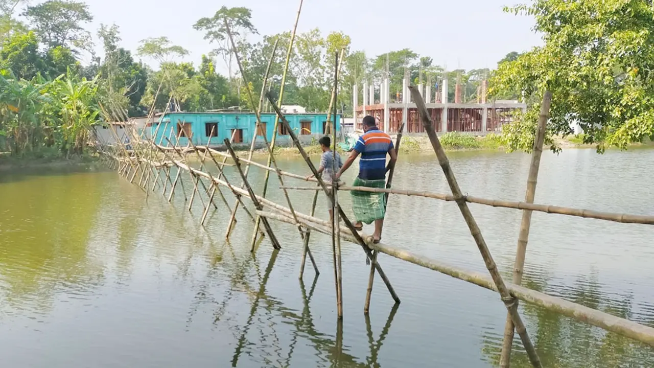 স্কুলে যেতে শিশুদের পার হতে হয় ৩০০ ফুট বাঁশের সাঁকো