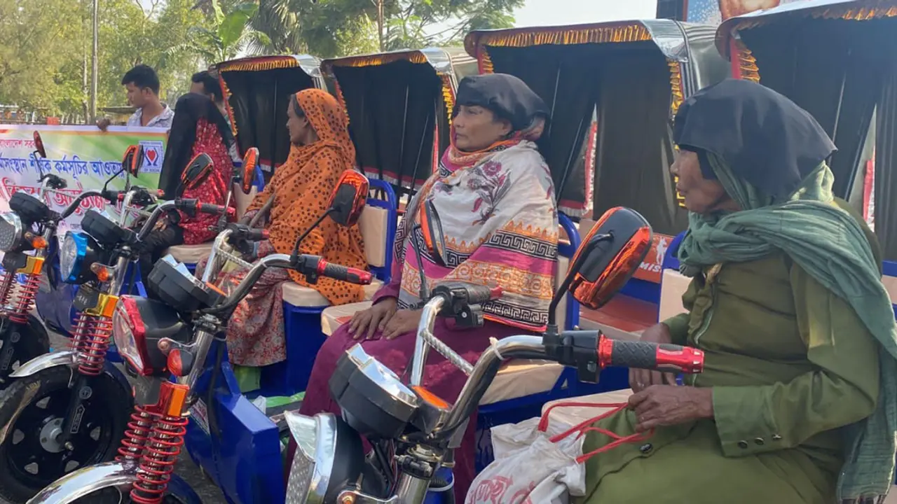 আর ভিক্ষা করতে হবে না রানী-আফিয়াদের, পেলেন প্রধানমন্ত্রীর উপহার