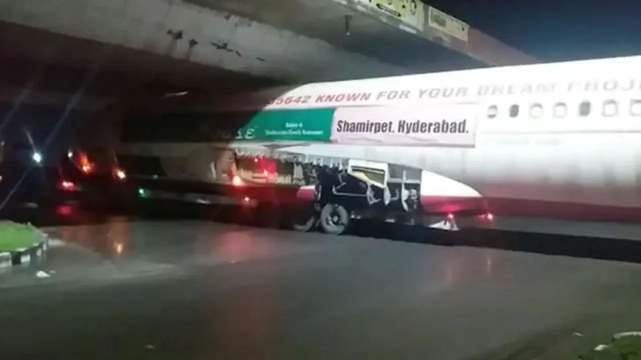 রাস্তায় আটকে গেল বিশাল উড়োজাহাজ, দেখতে মানুষের ভিড়