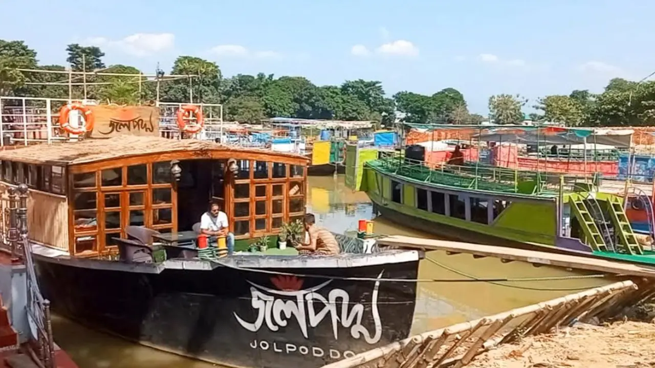 টাঙ্গুয়ার হাওরে বিলাসবহুল হাউজবোটের দাপট, বেকার হচ্ছেন মাঝিরা