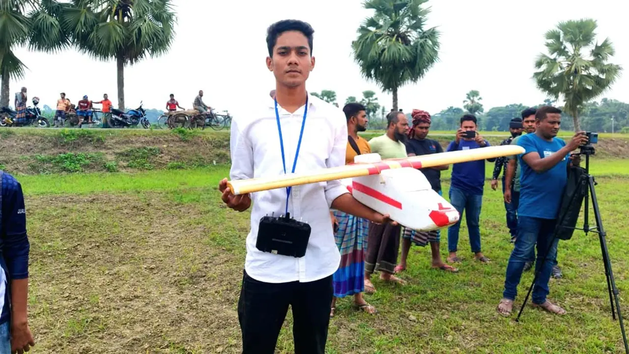 আকাশে উড়ছে এসএসসি পরীক্ষার্থী বোরহানের তৈরি প্লেন