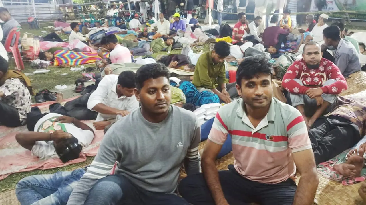 সমাবেশস্থলে কম্বল নিয়ে টানাটানি