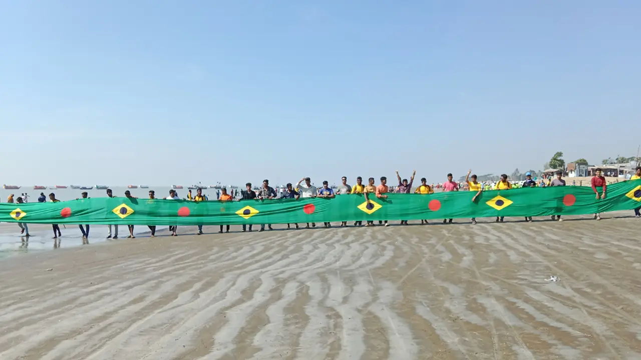 কুয়াকাটা সৈকতে ব্রাজিল ভক্তদের উন্মাদনা