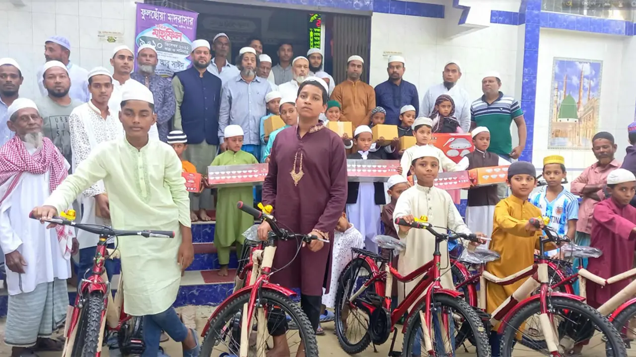 টানা ৪১ দিন জামাতে নামাজ পড়ে সাইকেল পুরস্কার পেল ২০ শিশু-কিশোর
