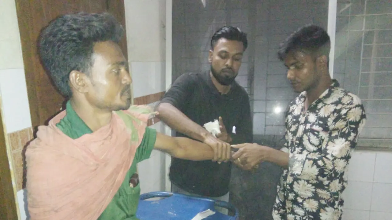 হাসপাতালে সাপ নিয়ে হাজির আহত সাপুড়ে