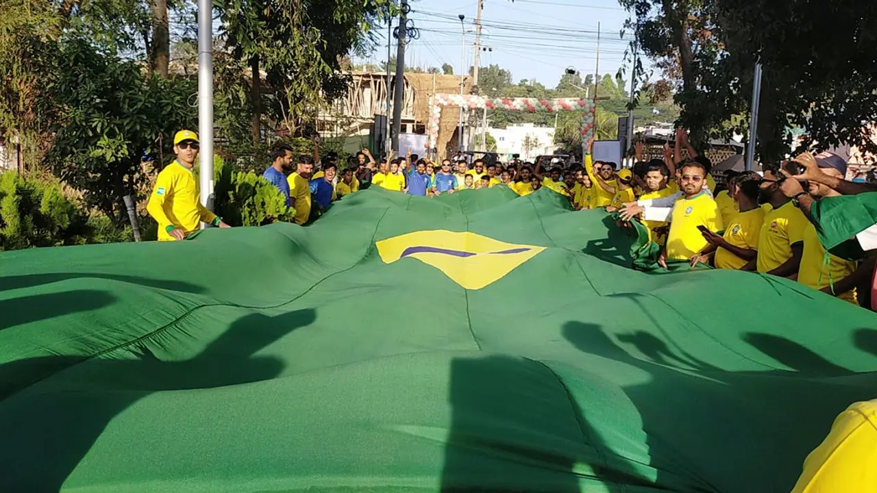 কক্সবাজারে ৮০০ ফুট পতাকা নিয়ে ব্রাজিল সমর্থকদের বর্ণাঢ্য র্যালি