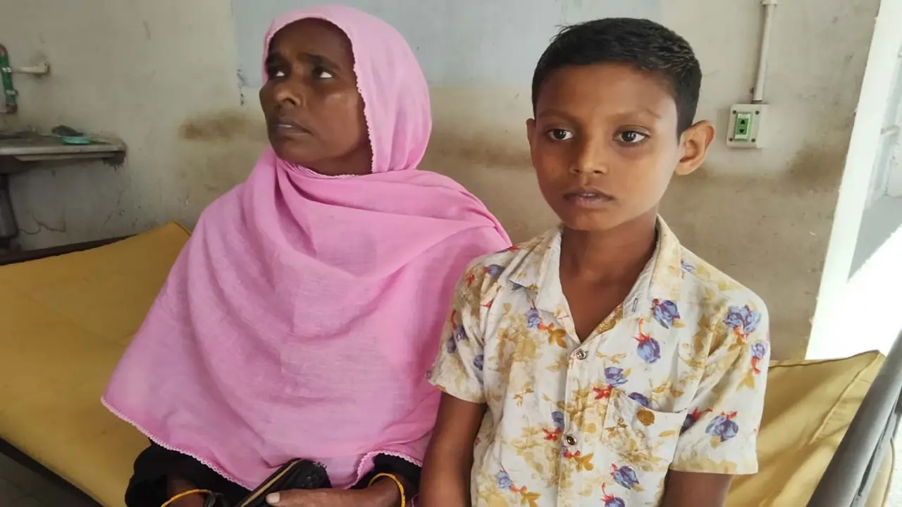 ওষুধের দোকানির ভুল চিকিৎসায় দুই হাত হারাতে বসেছে মাদ্রাসাছাত্র