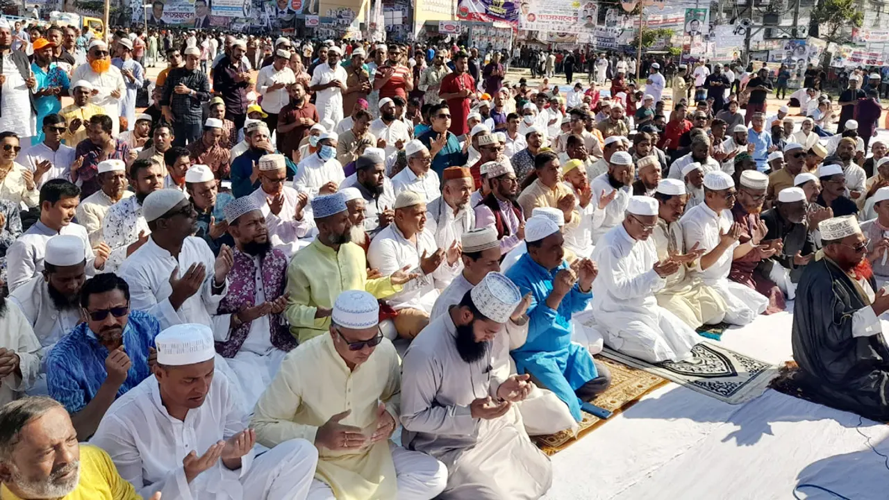 সমাবেশস্থলে জুমার নামাজ আদায় করলেন বিএনপির নেতাকর্মীরা