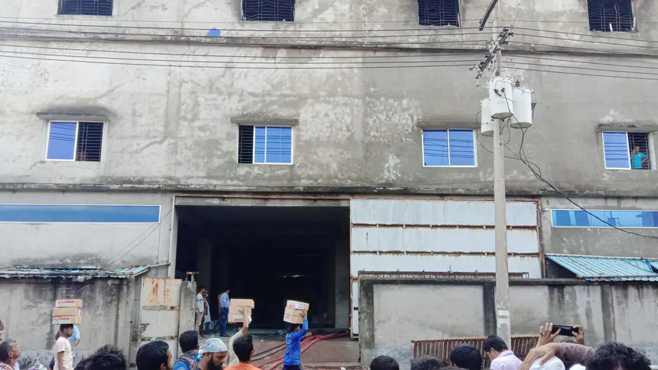 ধামরাইয়ের কীটনাশক কারখানার আগুন নিয়ন্ত্রণে