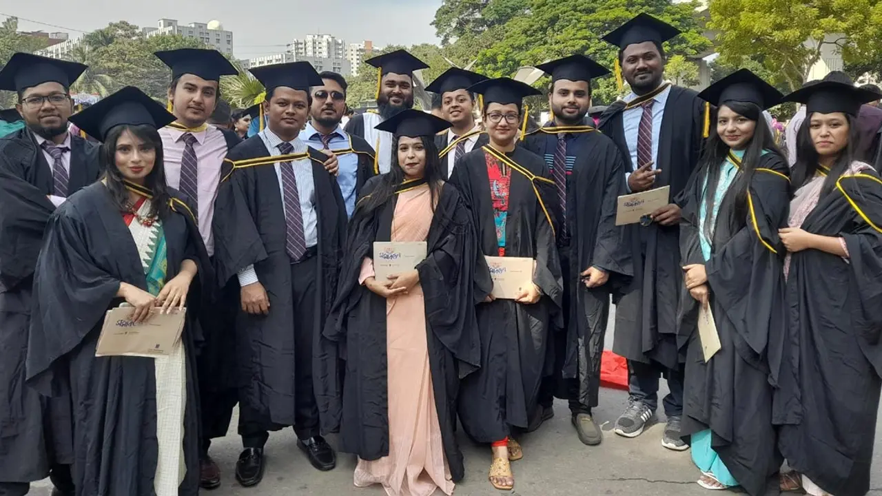 সমাবর্তন ঘিরে গ্র্যাজুয়েটদের বাঁধভাঙা উচ্ছ্বাস