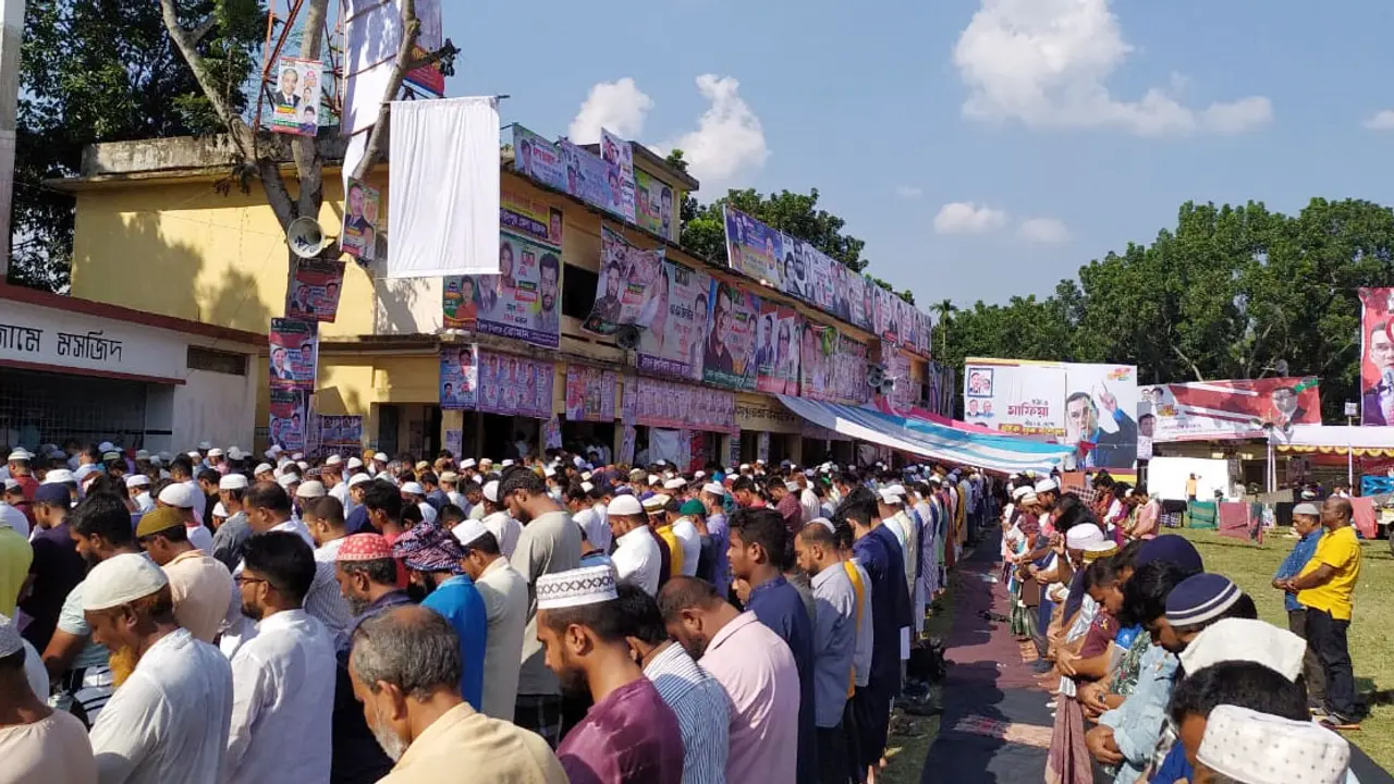 গণসমাবেশের মাঠে নামাজ পড়লেন বিএনপির নেতাকর্মীরা
