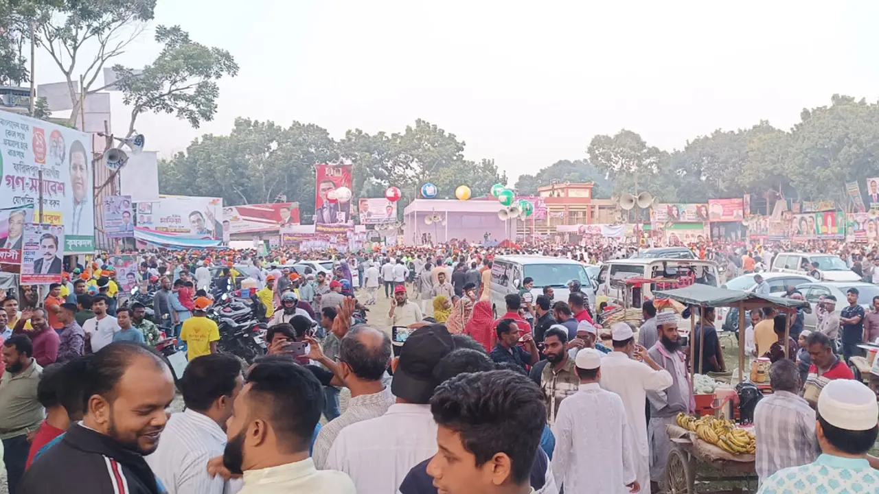 সকাল থেকেই সমাবেশস্থলে মানুষের ঢল