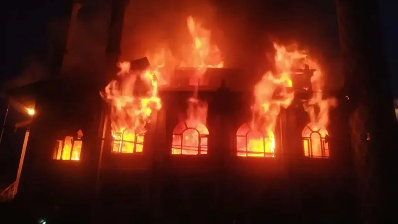 কার্গিলের জামিয়া মসজিদে ভয়াবহ আগুন