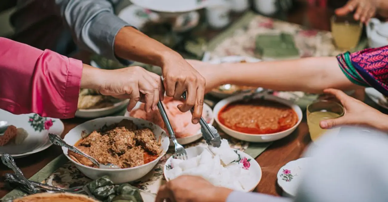 খাওয়ার সময় যে বিষয়গুলোর প্রতি খেয়াল রাখতে বলেছেন নবীজি