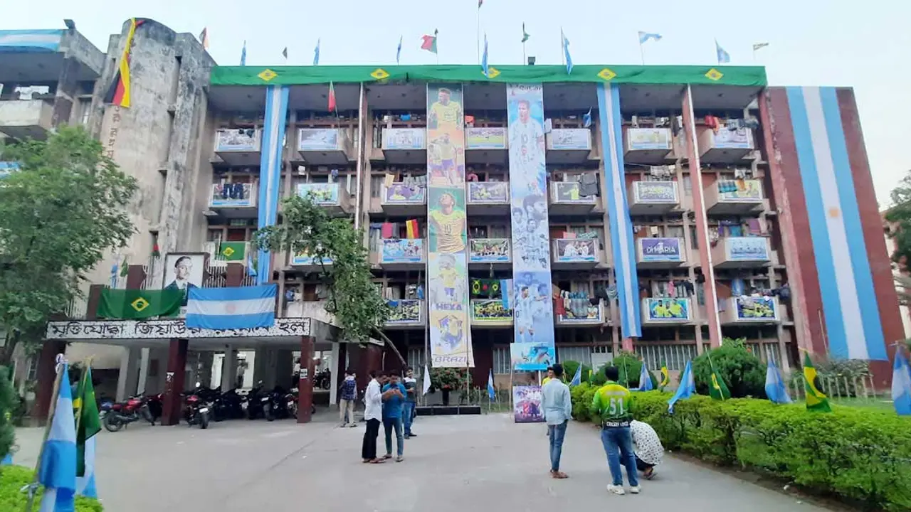 ফুটবল জ্বরে কাঁপছে ঢাকা বিশ্ববিদ্যালয়