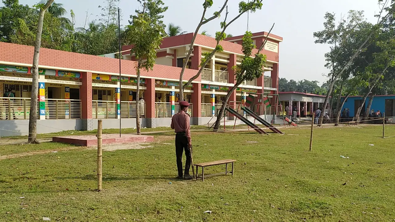 কেন্দ্রে নেই ভোটার, অলস সময় পার করছেন আনসার সদস্যরা