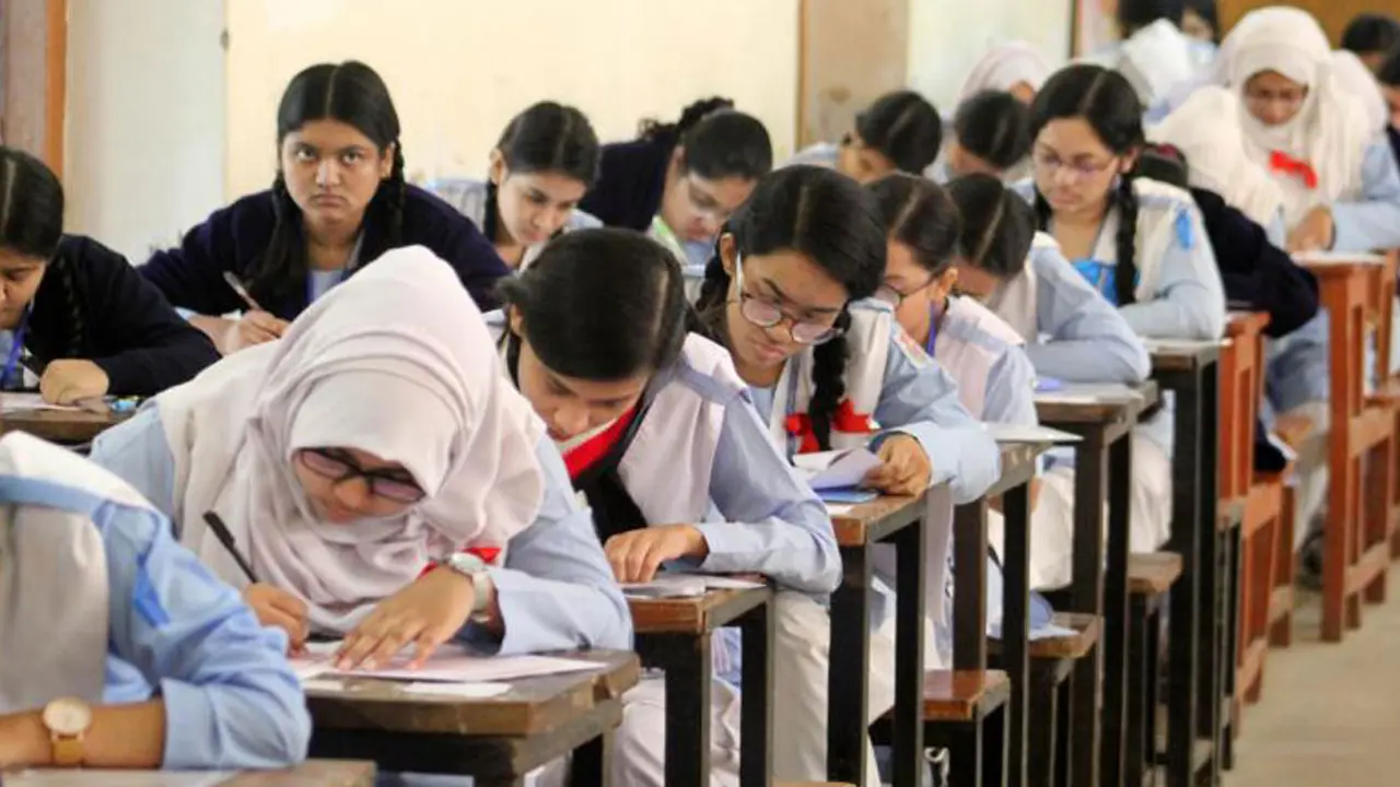 এইচএসসি পরীক্ষা : অনুপস্থিত ১৮ হাজার, বহিষ্কার ২২
