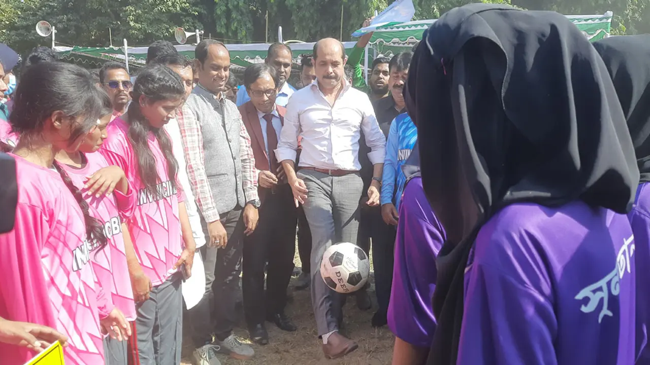 উদ্বোধনী অনুষ্ঠানে গিয়ে পায়ের জাদু দেখালেন মেয়র আতিক