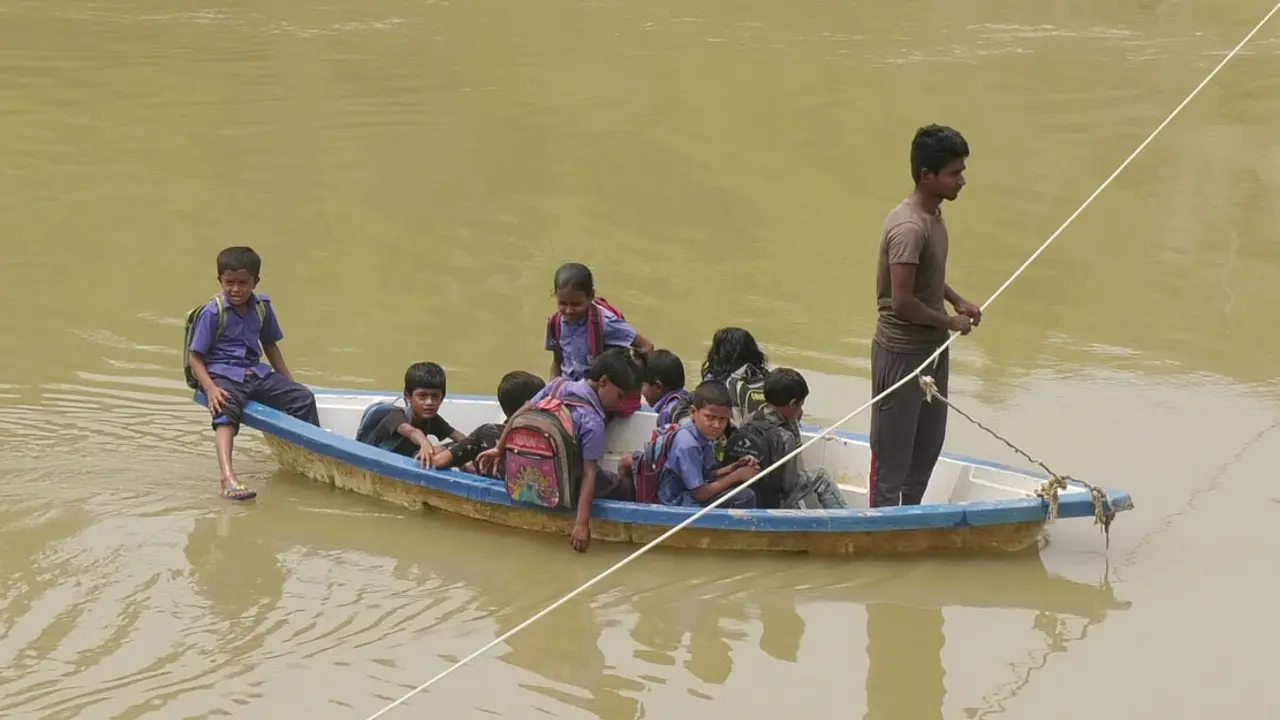 ঝুঁকি নিয়ে বিদ্যালয়ে যাতায়াত