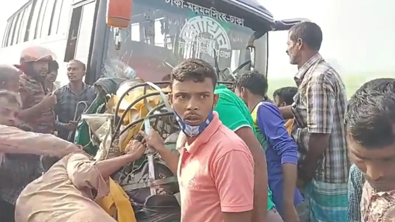 কিশোরগঞ্জে অটোরিকশায় বাসের ধাক্কা, নিহত ২