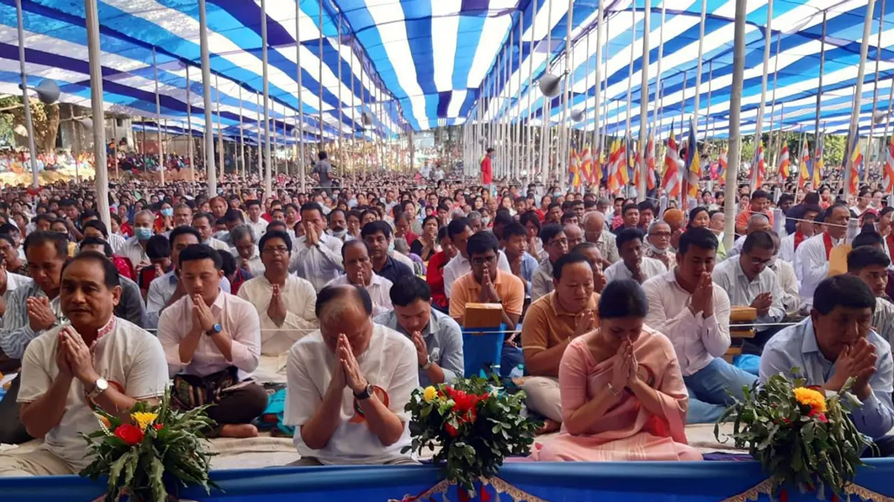 রাজবন বিহারে লাখো পুণ্যার্থীর অংশগ্রহণে চীবর দান অনুষ্ঠিত