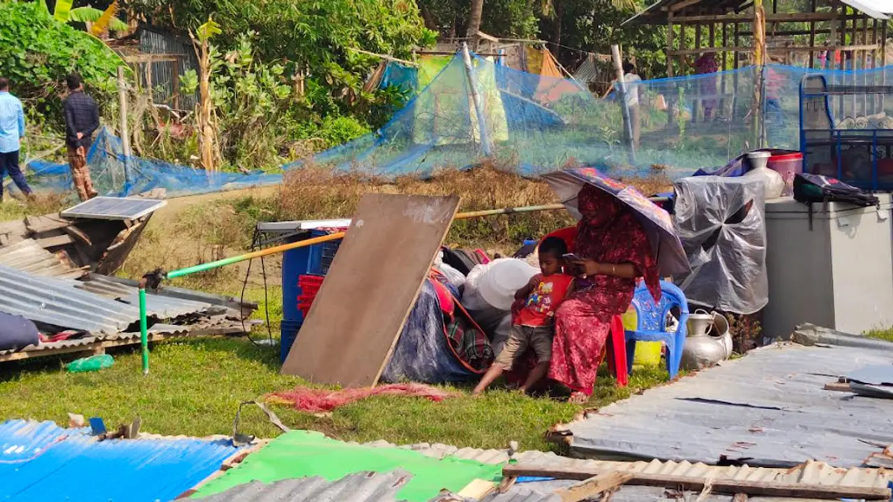 কুয়াকাটায় ঘরহারাদের কান্না, আকাশের নিচে আড়াই হাজার মানুষের বাস