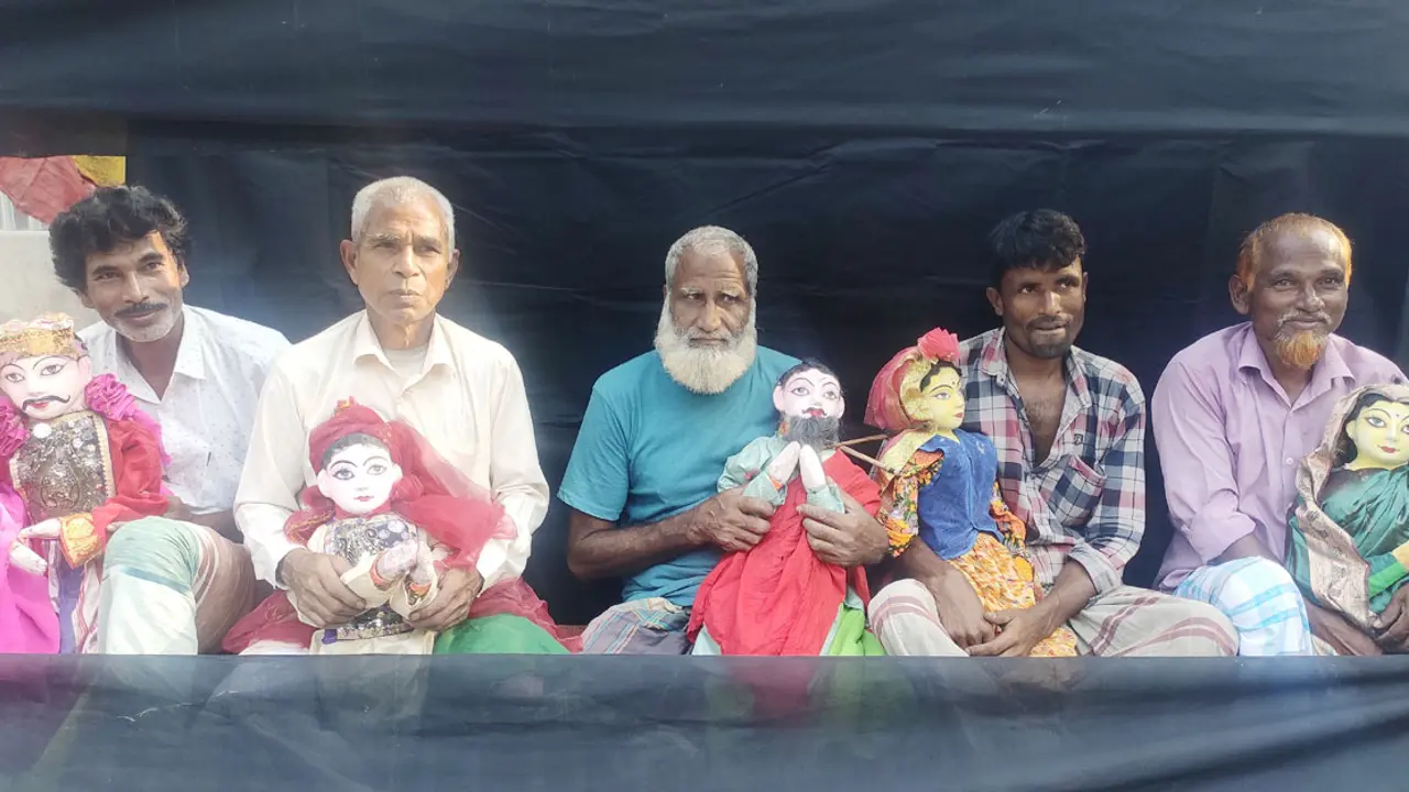 বিলুপ্তির পথে পুতুল নাচ, পরিবার নিয়ে কষ্টে আছেন শিল্পীরা