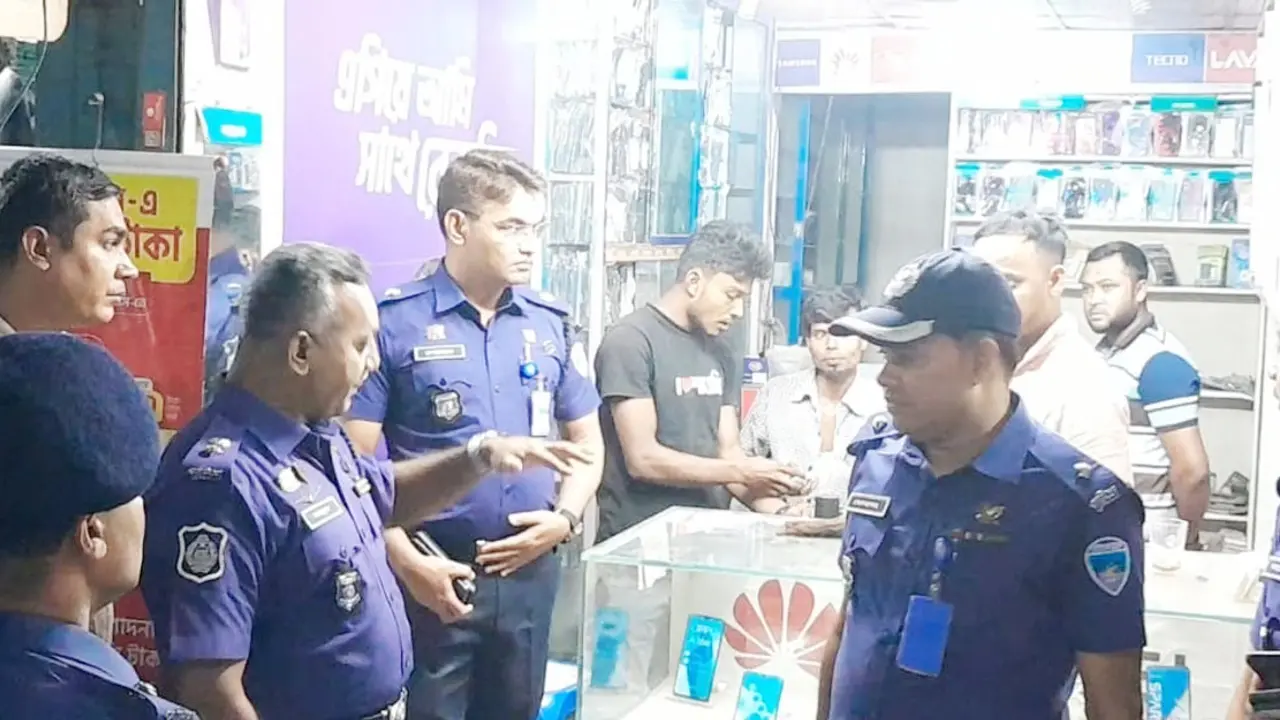 বিকাশ অ্যাকাউন্টে ছিল ৩০০ টাকা, ১০ হাজার তুলতে গিয়ে ধরা