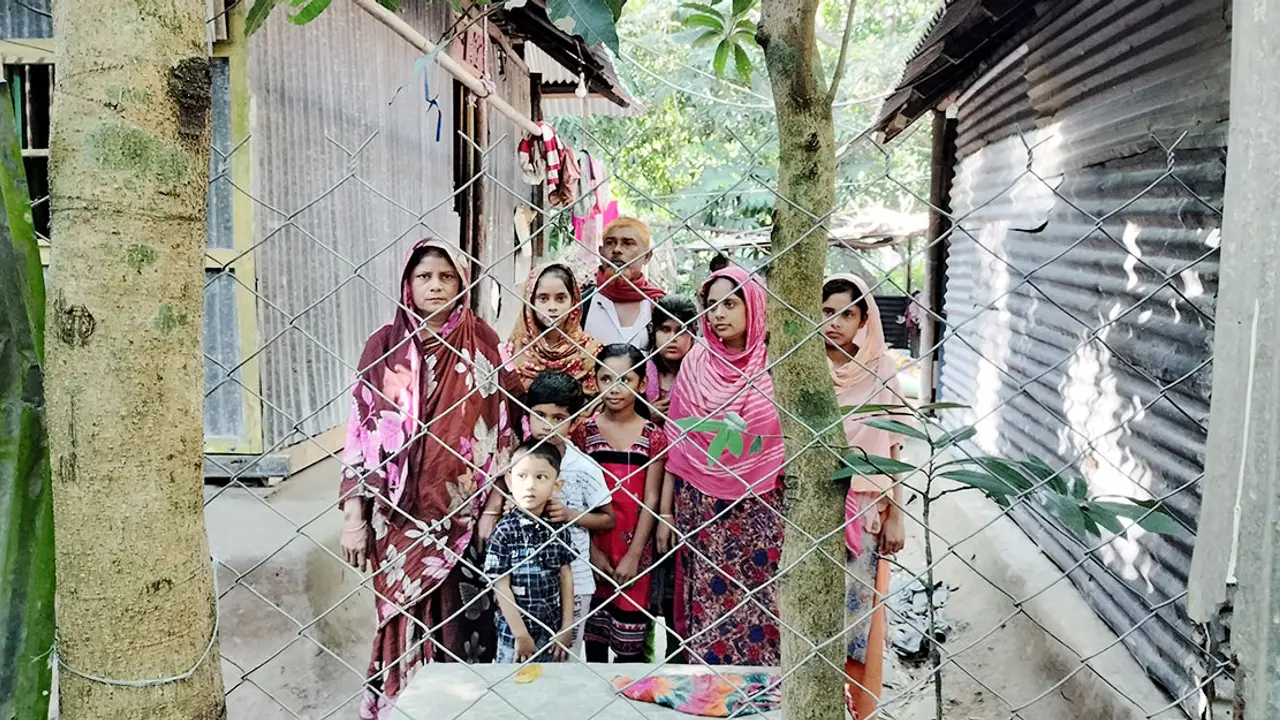 কাঁটাতারের বেড়ায় ৬ বছর ধরে অবরুদ্ধ একটি পরিবার