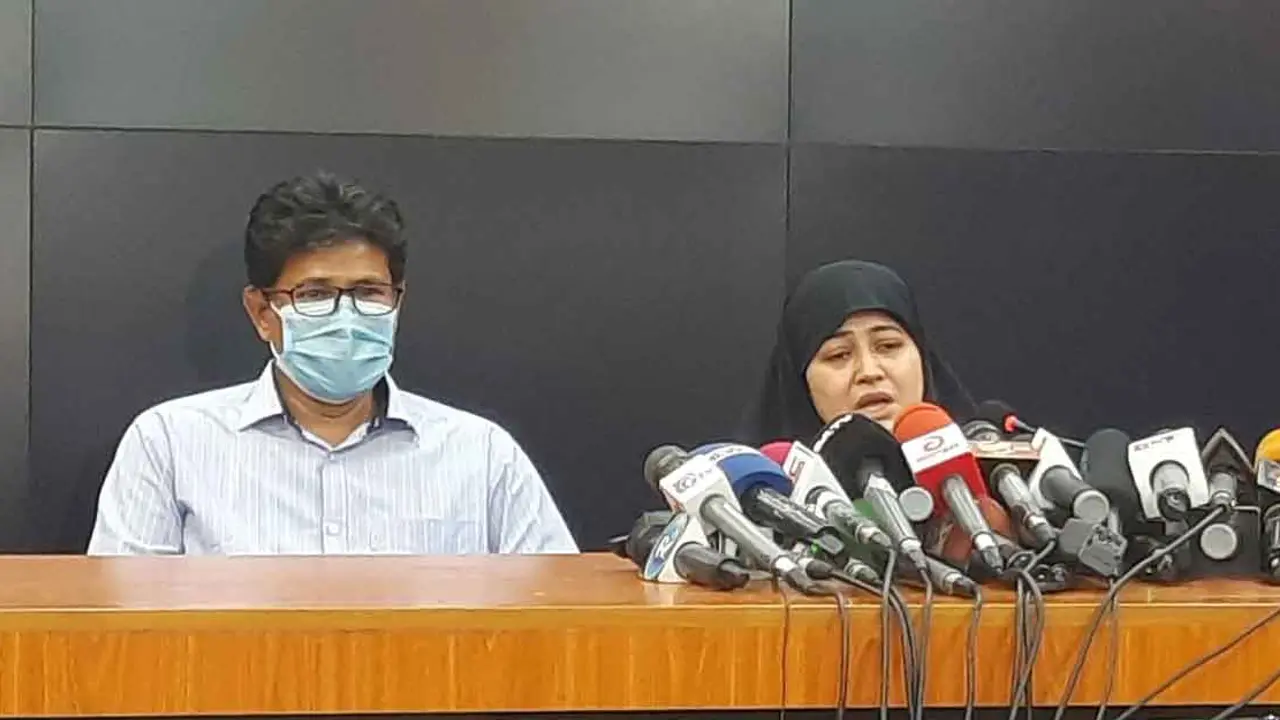 ‘আব্বু তুমি ভুল পথে আছো, আত্মসমর্পণ করো’