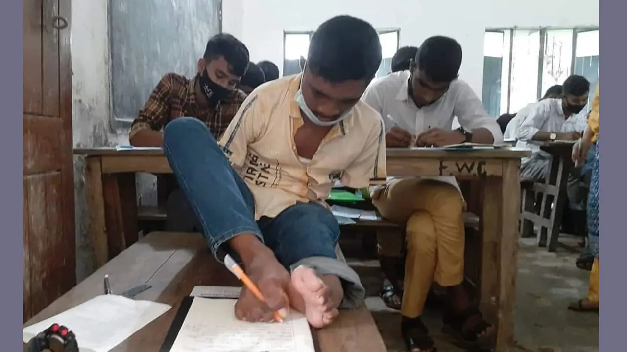 পা দিয়ে লিখে গোল্ডেন জিপিএ-৫ পেয়েছে মানিক