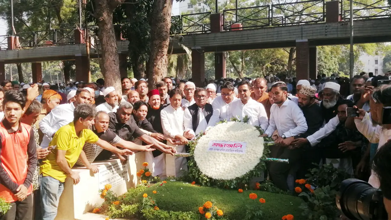 মেয়র হানিফের মৃত্যুবার্ষিকী, কবরে সর্বস্তরের মানুষের শ্রদ্ধা