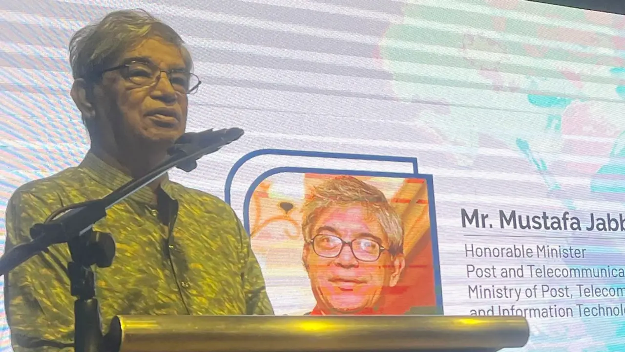 ‘শিক্ষার্থীদের ডিজিটাল ডিভাইস চালানোর দক্ষতা অর্জন করতে হবে’
