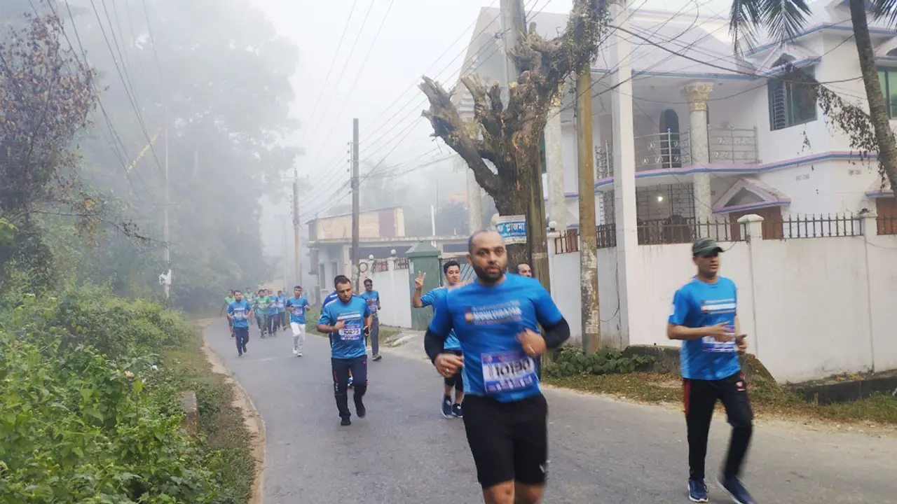 চা-বাগানের আঁকা-বাঁকা পথে দৌড়ালেন ৬৫০ দৌড়বিদ