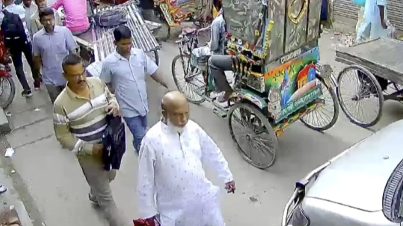 ভেজা বিস্কুট ছুড়ে ব্যবসায়ীর ৪ লাখ টাকা হাতিয়ে নিল প্রতারক