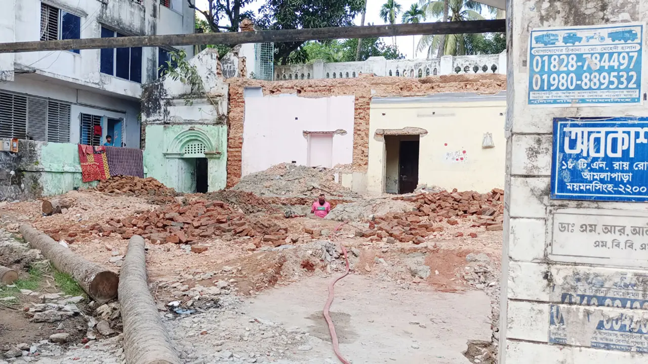 মুছে দেওয়া হলো তসলিমা নাসরিনের শেষ স্মৃতিচিহ্নও