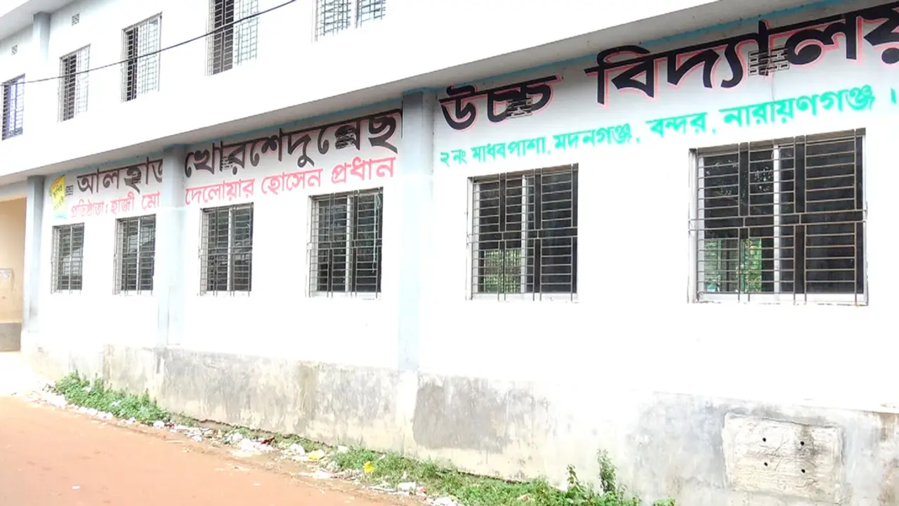 স্কুলের শ্রেণিকক্ষ দখল করে ইউপি চেয়ারম্যানের গার্মেন্টস ব্যবসা