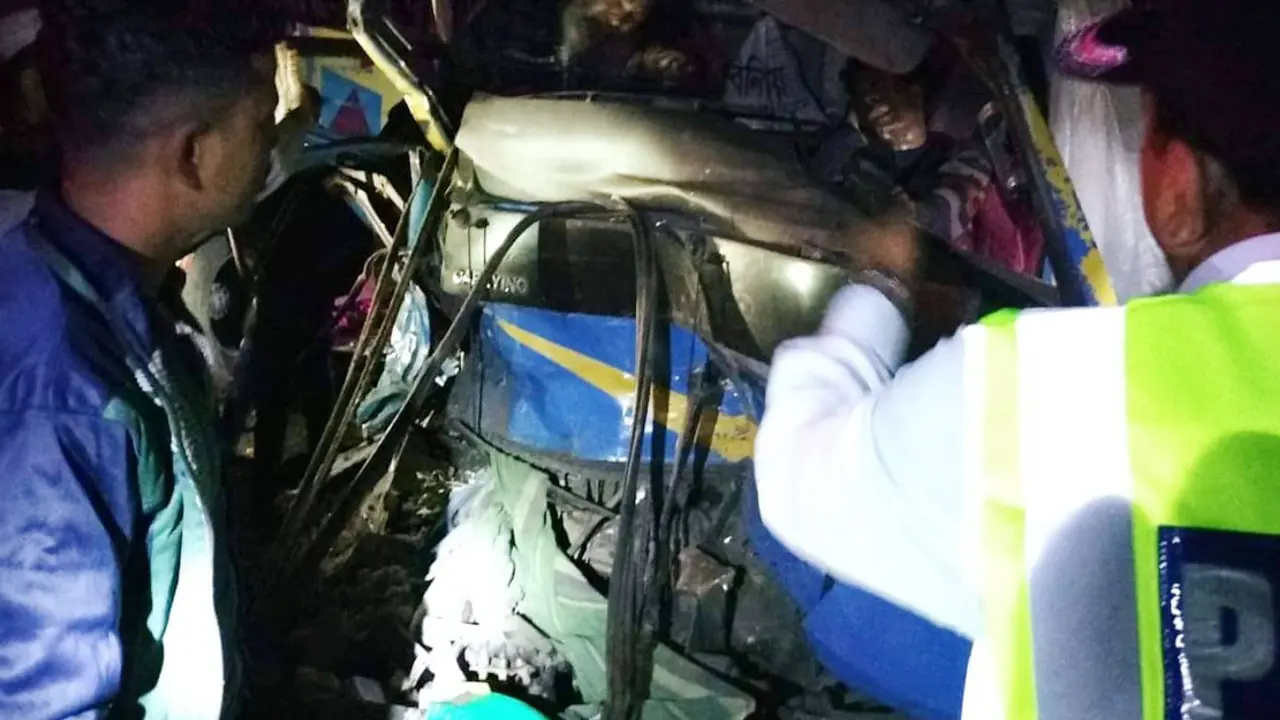 নরসিংদীতে ত্রিমুখী সংঘর্ষে প্রাণ গেল ৩ জনের, আহত ৯