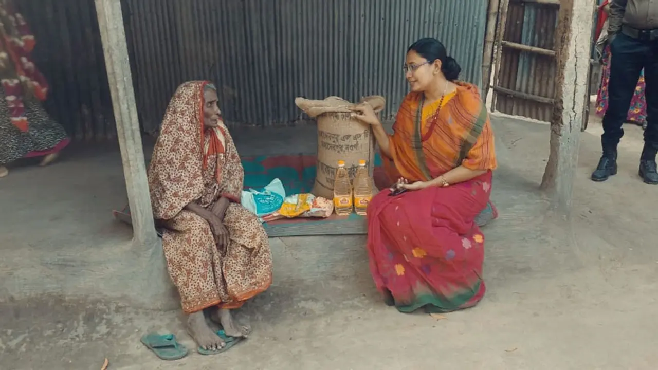 সেই বৃদ্ধার বাড়িতে খাবার নিয়ে হাজির হলেন ইউএনও