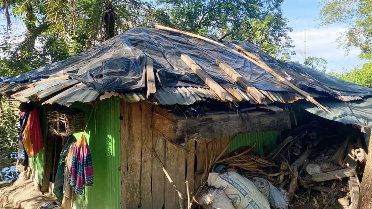 জোয়ার-বৃষ্টিতে তলিয়ে যায় ঘর, ৪ সন্তান নিয়ে বিপাকে দম্পতি